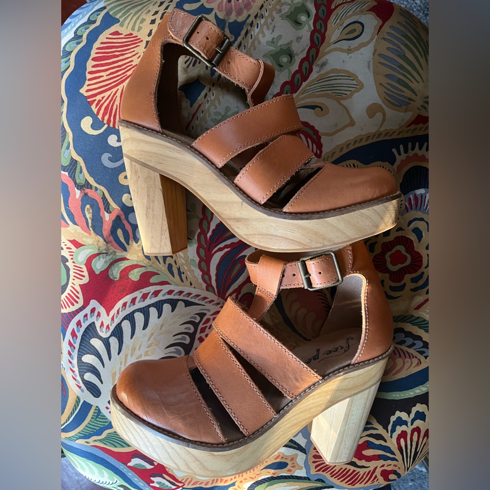 Free People platform sandals / never worn!